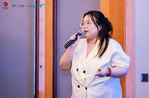 青眼情報總監丁嵐